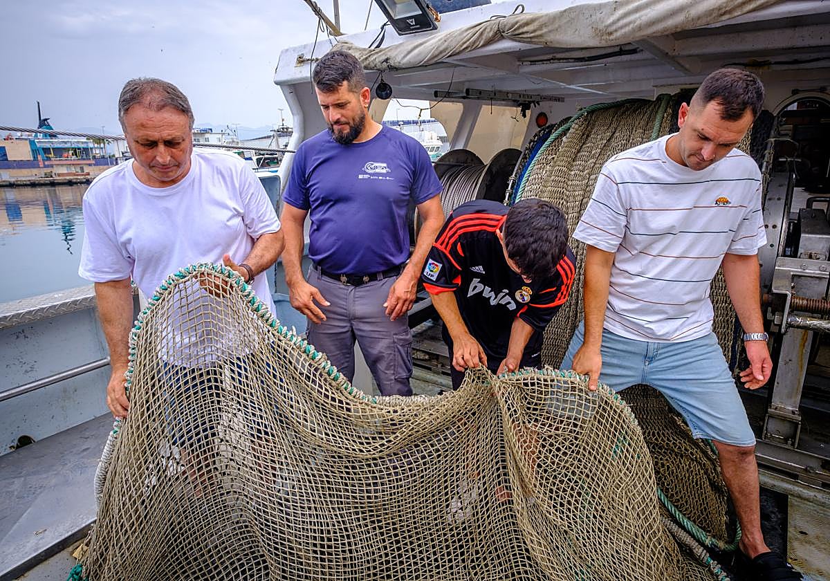 Manolo Puyol a la izquierda de la fotografía en el barco.