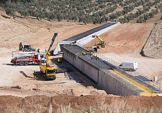 Obras en el tramo Riofrío de la variante de Loja, este jueves.
