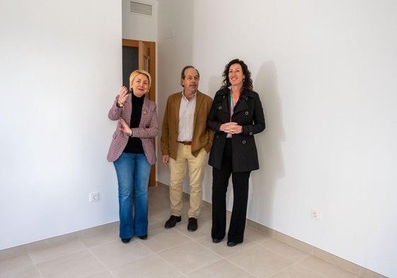 La concejala de Urbanismo y la alcaldesa de Almería en una visita a una VPO recién construida.