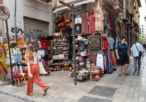 La semiplazuela formada entre calle san Jerónimo y Cristo de San Agustín está completamente cubierta por telas y mercancías .