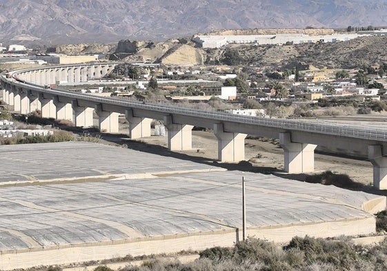 Viaducto de la obra del AVE en Almería.