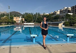 La concejala Beatriz López, en la piscina de la Salobreja.