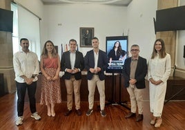 Representantes de ABISC, colectivo que promueve el evento, del Ayuntamiento, la Diputación y la Junta de Andalucía.