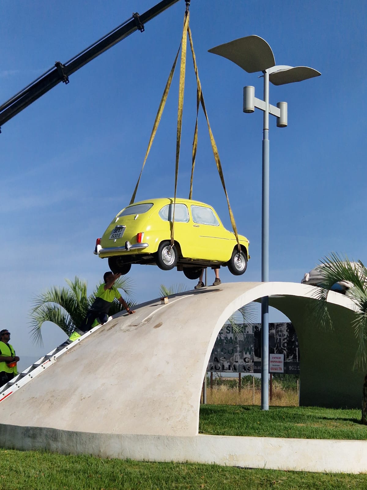 Así ha quedado la rotonda de Churriana con el Seat repintado