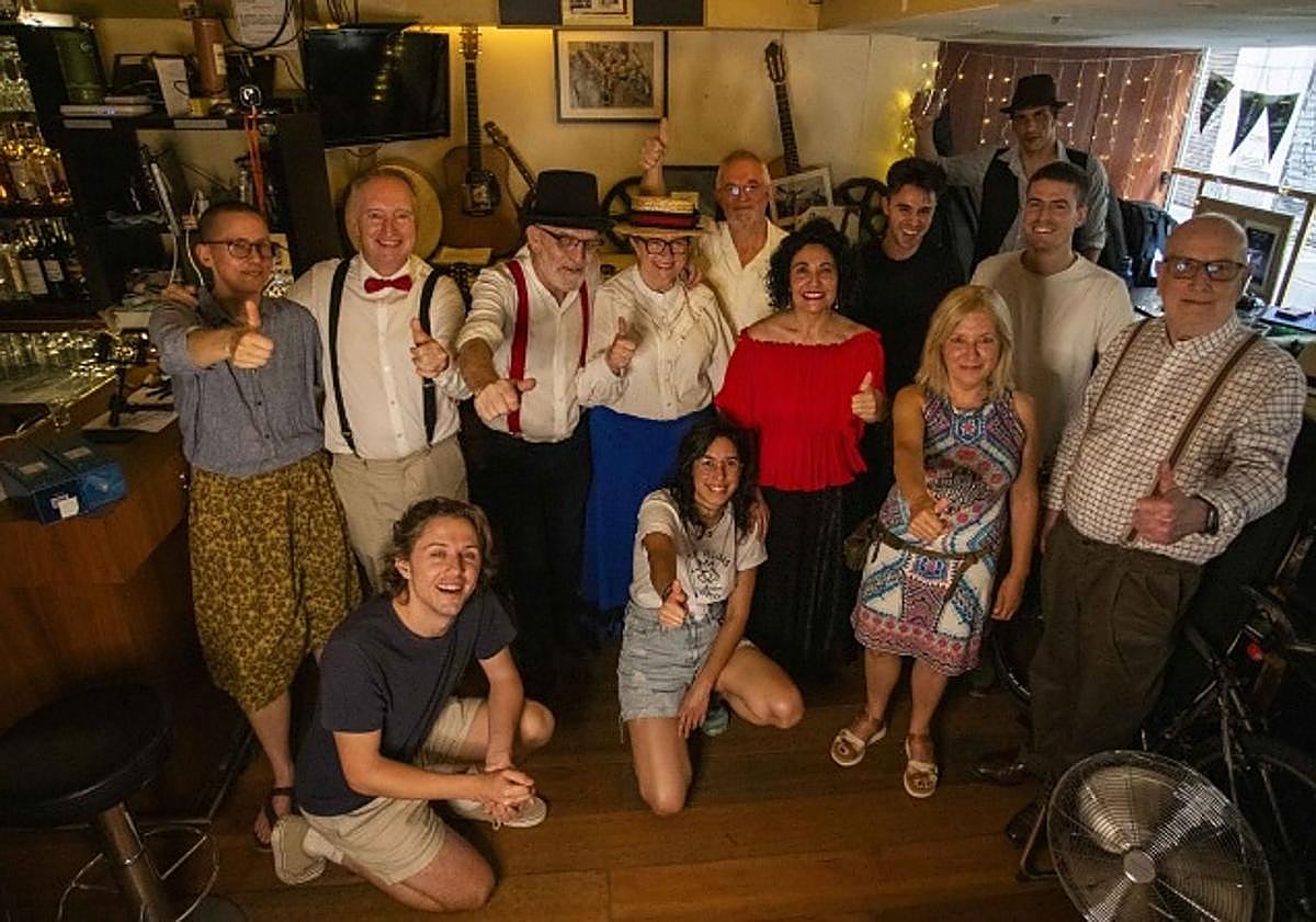 Imagen principal - Clientes y amigos se reunieron la jornada del lunes 16 de junio, Bloomsday, para leer el primer capítulo del 'Ulises' de James Joyce.