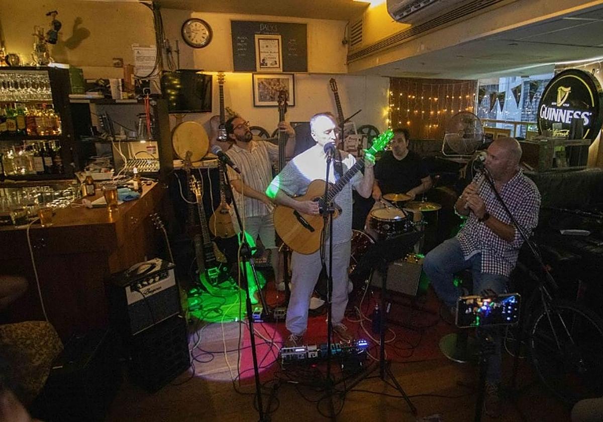 Imagen principal - Actuación del grupo de música celtra Drifter's Dew. El club de lectura de la novela Ulises de James Joyce de Tremenda Librería con sus diplomas. Edit y Elisa, responsables del taller de danza irlandesa.