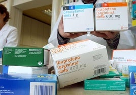 Un farmacéutico lanza un aviso por los efectos secundarios del ibuprorfeno.