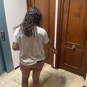Mercedes señala el piso donde comenzó el incendio.