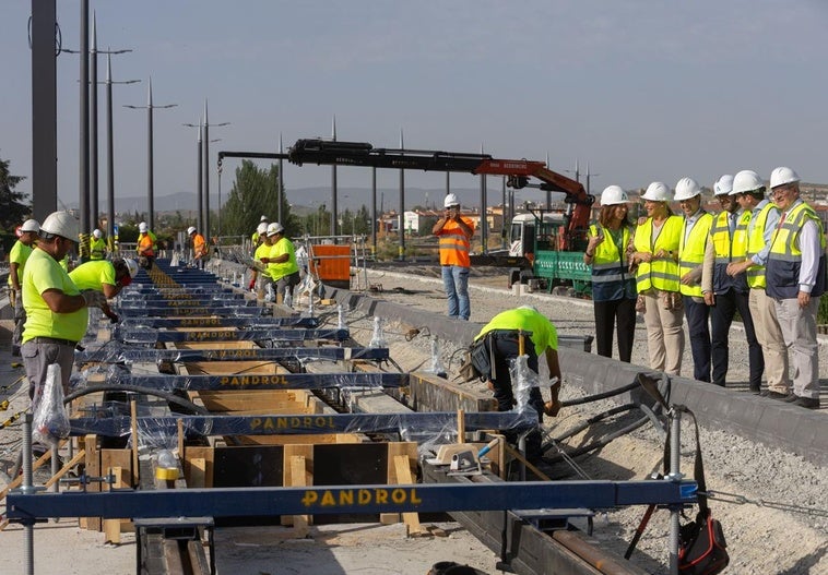 Trabajos de colocación de la vía en la zona entre La Gloria y Las Gabias.