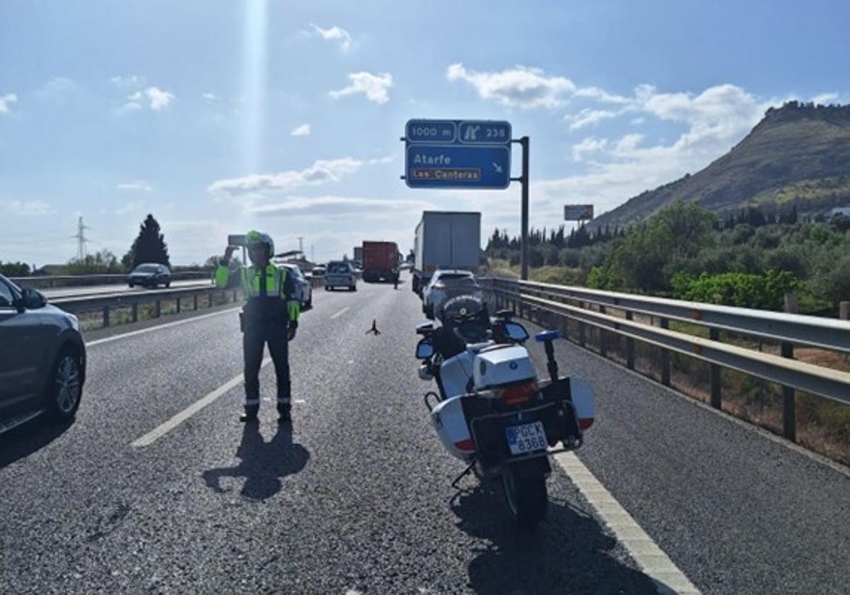 Dos personas mueren atropelladas en Pinos Puente al bajar de sus coches tras una colisión