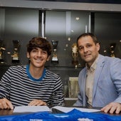 Villar, al firmar su nuevo contrato.