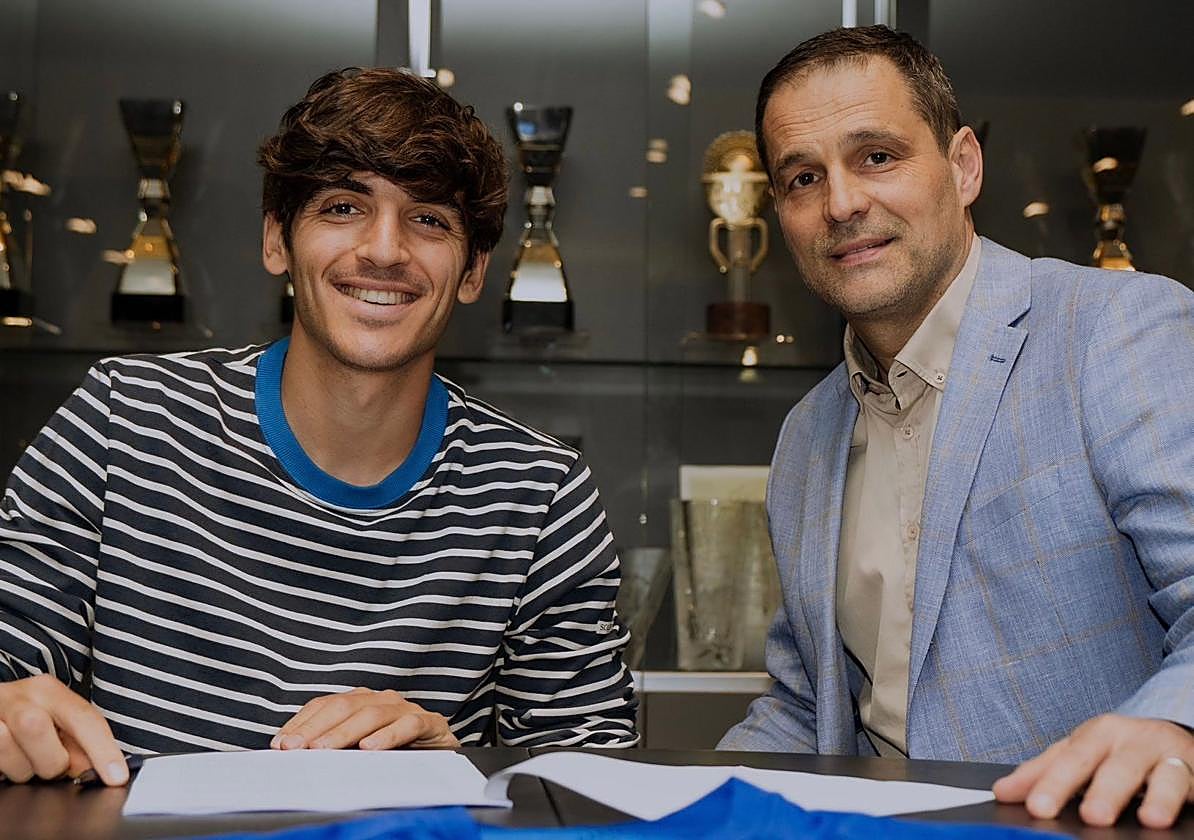 Villar, al firmar su nuevo contrato.