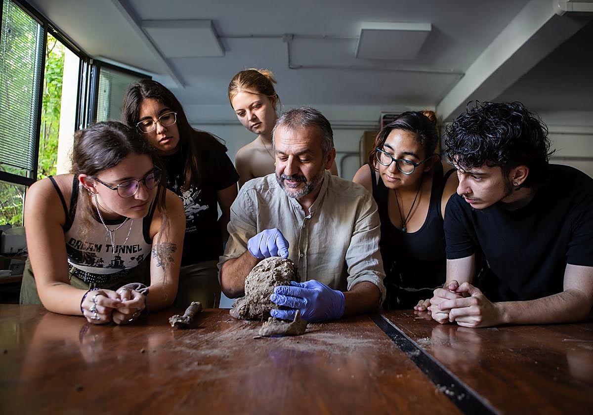 Luca Mattei analiza uno de los cráneos hallados en los Algarbes junto a los alumnos.