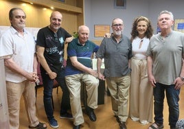 Los seis poetas participantes en el volumen.
