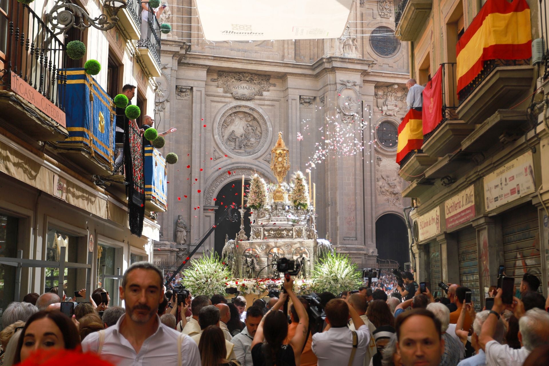 La procesión del Corpus recorre Granada en su día festivo