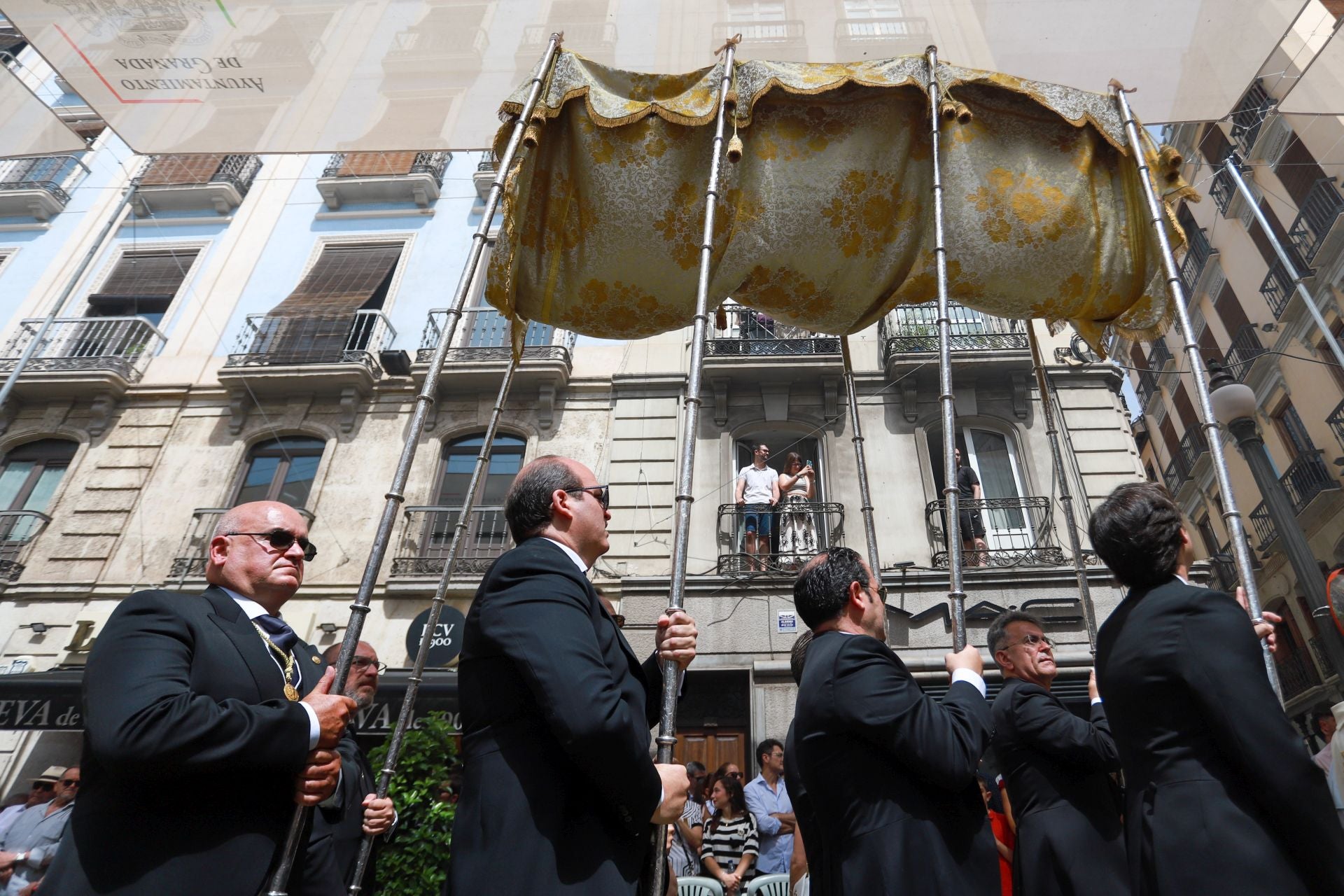 La procesión del Corpus recorre Granada en su día festivo