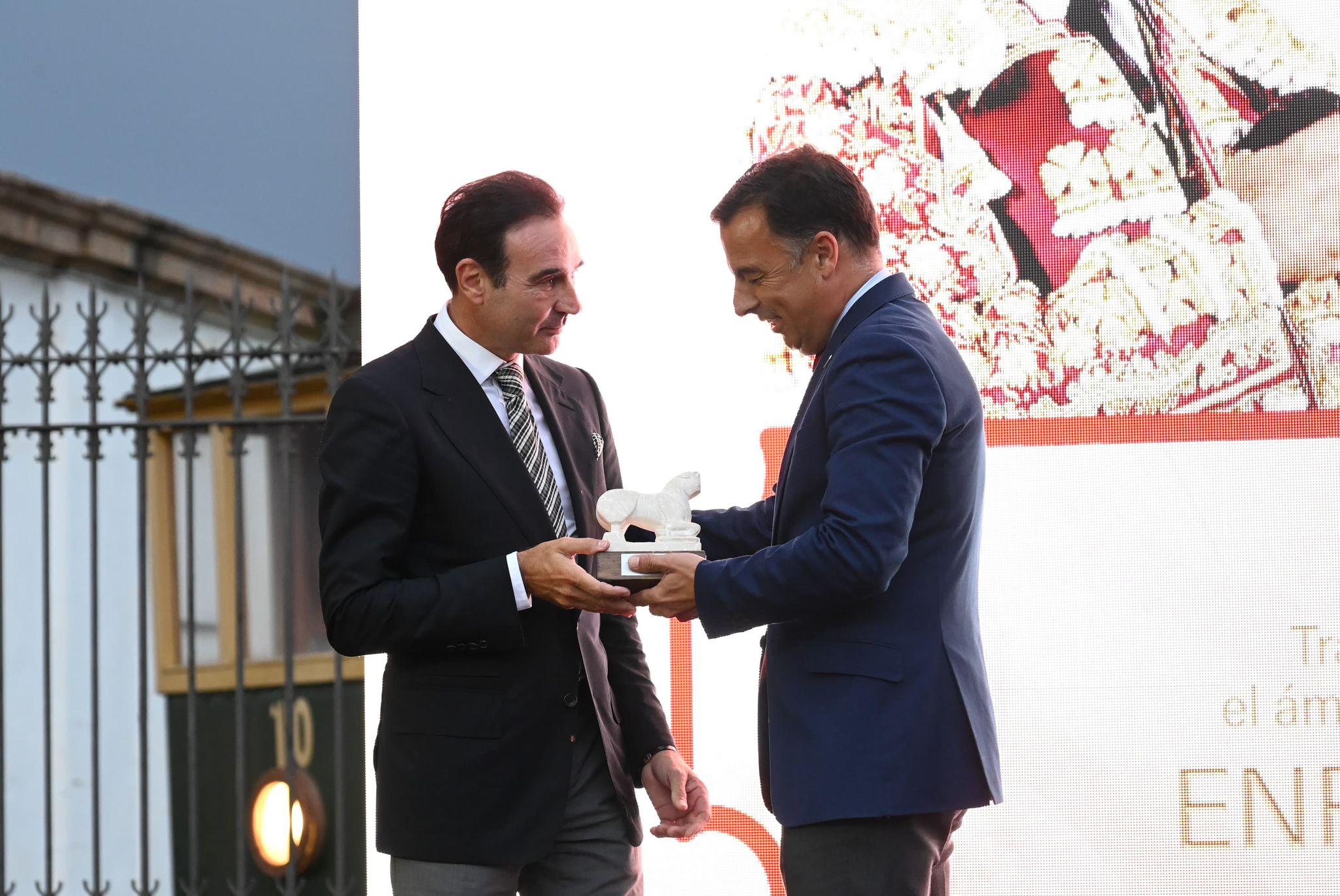 Divid Gil entrega el galardón a Enrique Ponce.