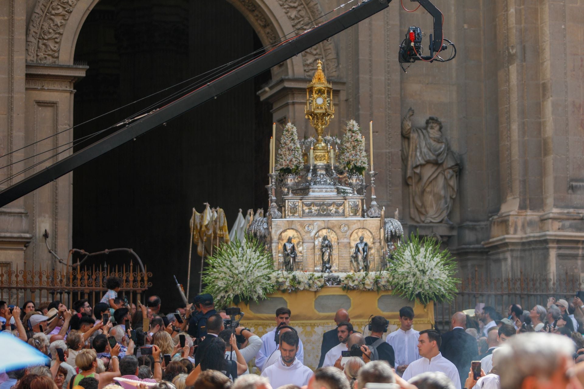 La procesión del Corpus recorre Granada en su día festivo