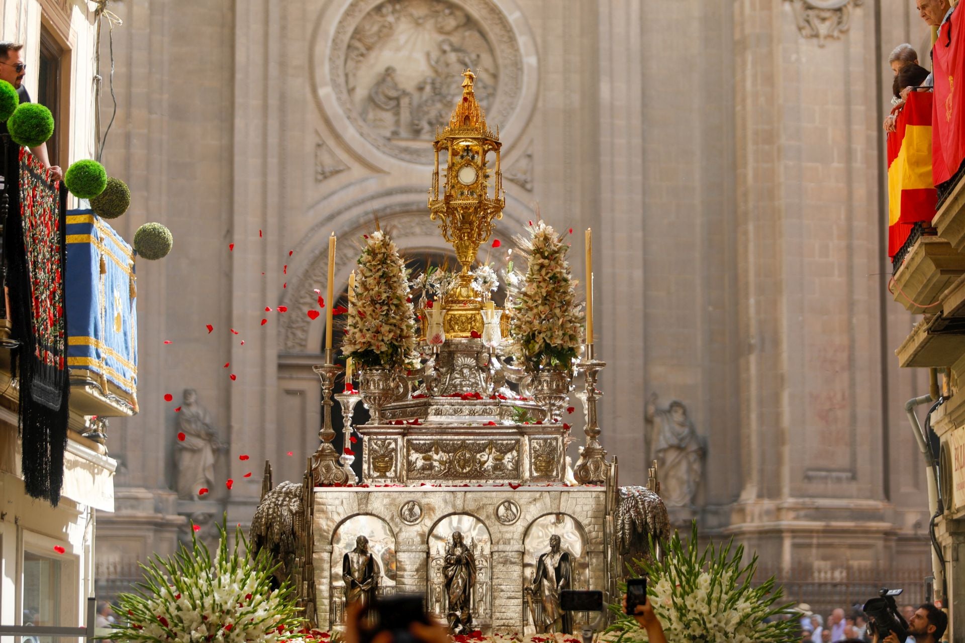 La procesión del Corpus recorre Granada en su día festivo