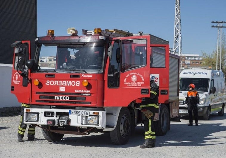 Cinco afectados por inhalación de humo tras el incendio en una nave en Churriana de la Vega