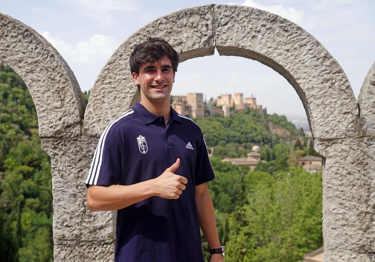 Pedro Alemañ posa en La Chumbera del Sacromonte para los medios del club.