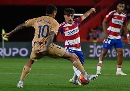Juanma Lendínez disputa un balón durante el partido con el Eibar en Los Cármenes.