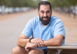Ramón Díaz posa sonriente.