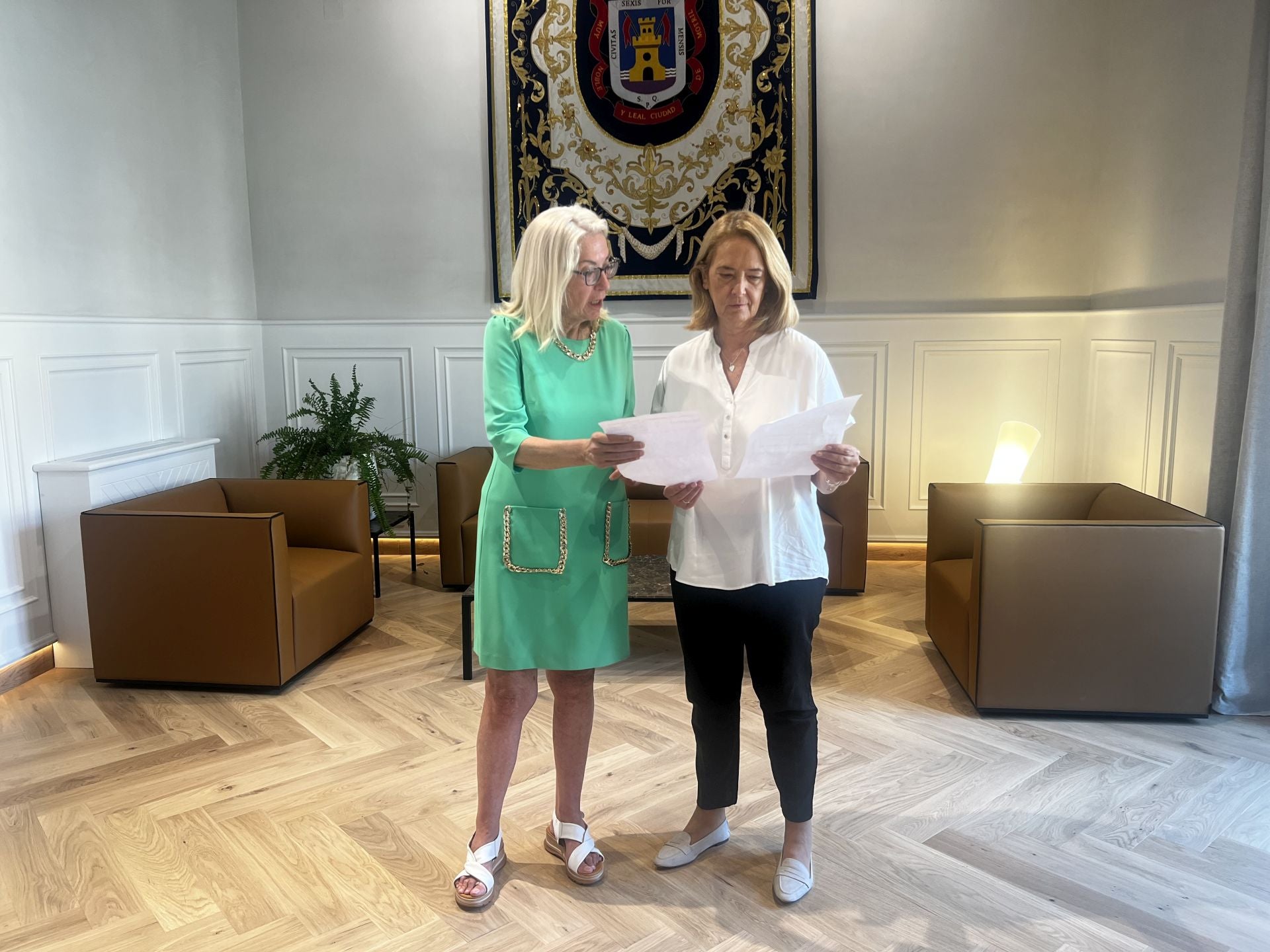 La alcaldesa de Motril, Luisa García Chamorro revisando los proyectos..