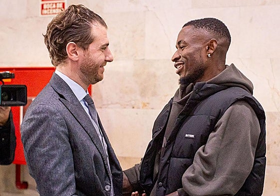 Matteo Tognozzi y Martin Hongla se saludan tras el fichaje.