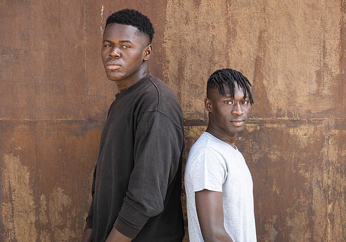 Aziz y Moussa: miedo, hambre y sed en el mar frente a la guerra y la esclavitud