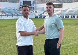 Chus Hevia, a la derecha, presentado por el director deportivo del Motril, Víctor Barbado, 'Viti'.