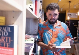 Munir Hachemi, en la librería Tremenda, en calle Molinos.
