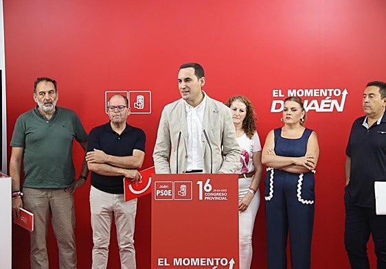 Juan Latorre junto a representantes de los sindicatos.