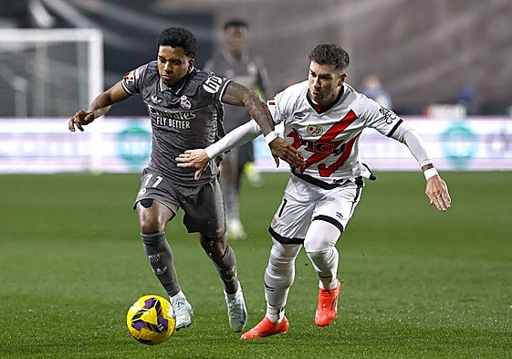 Embarba presiona a Rodrygo en el partido de Vallecas.