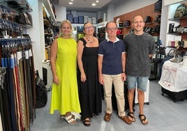 Dos generaciones de comerciantes en Bolsos Carlos, en calle Navarro Rodrigo.