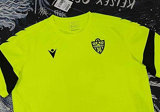 Nueva camiseta de entrenamiento del Almería.