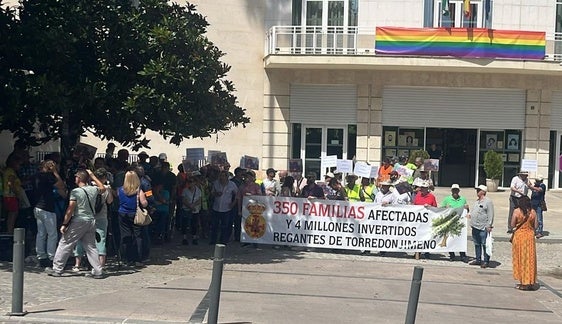 Manifestación a las puertas de Subdelegación.