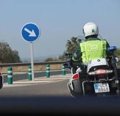 Imagen de dos guardis civiles de tráfico.