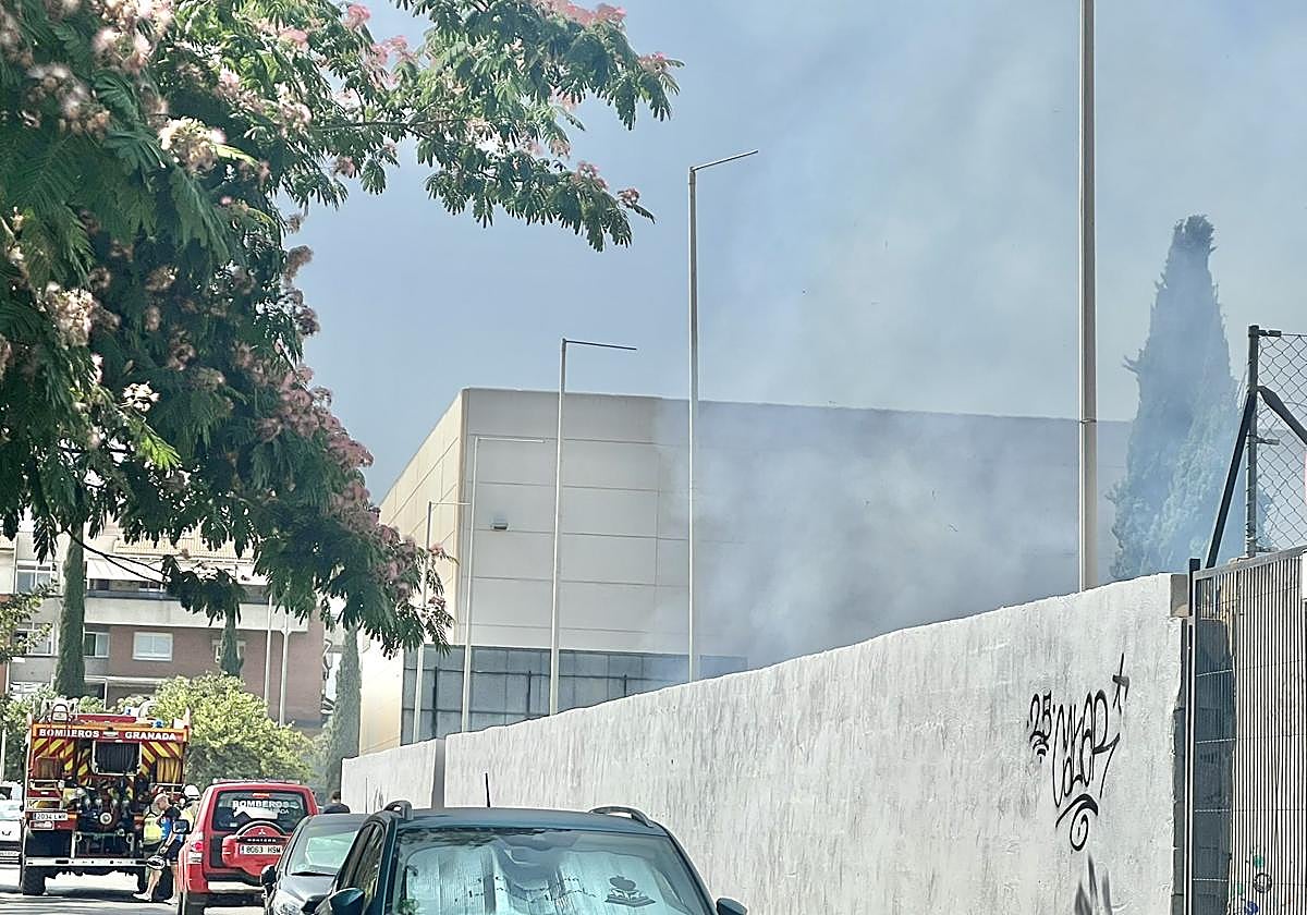 Un incendio junto al colegio Sierra Nevada en Granada alerta a los vecinos.