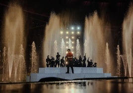 Dellafuente canta entre chorros de agua durante la primera de sus dos noches en el Metropolitano.
