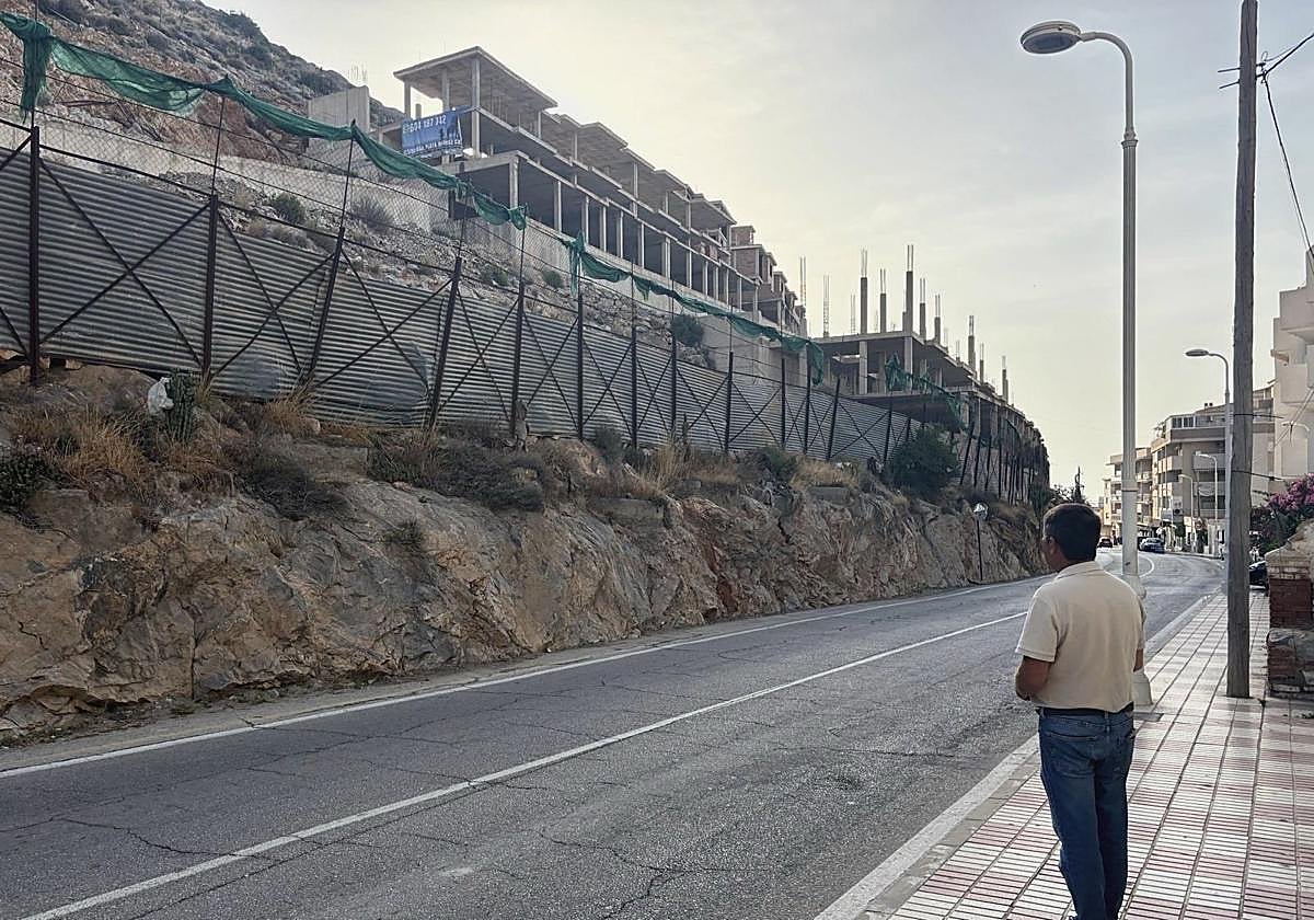 Un vecino observa las estructuras de hormigón.
