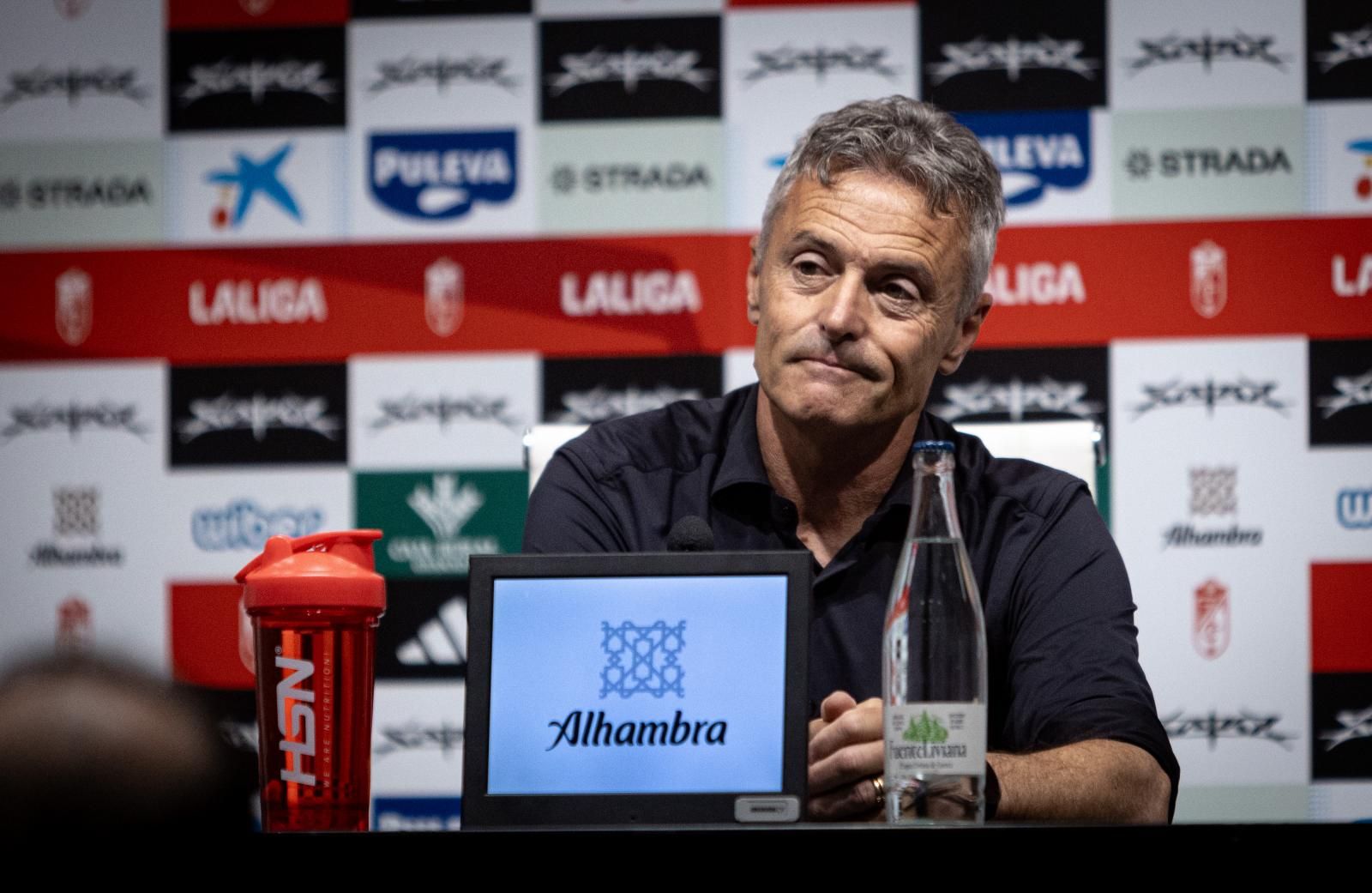 Fran Escribá comparece compungido tras su cese.