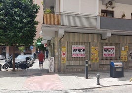 Los carteles de 'se vende', 'se alquila' o 'se traspasa' pululan por las calles del barrio de Fígares.
