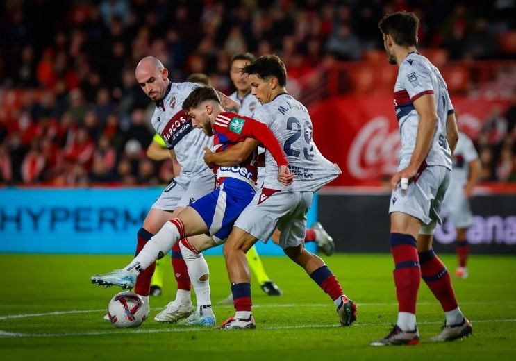 Tsitaishvili protege un balón rodeado de futbolistas del Levante.
