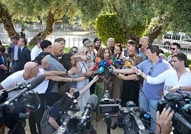 En declaraciones a los periodistas en Sevilla, con motivo de su asistencia al acto que da inicio a las obras del subtramo III de la línea 3 de metro, Montero ha indicado que en eso está el presidente .