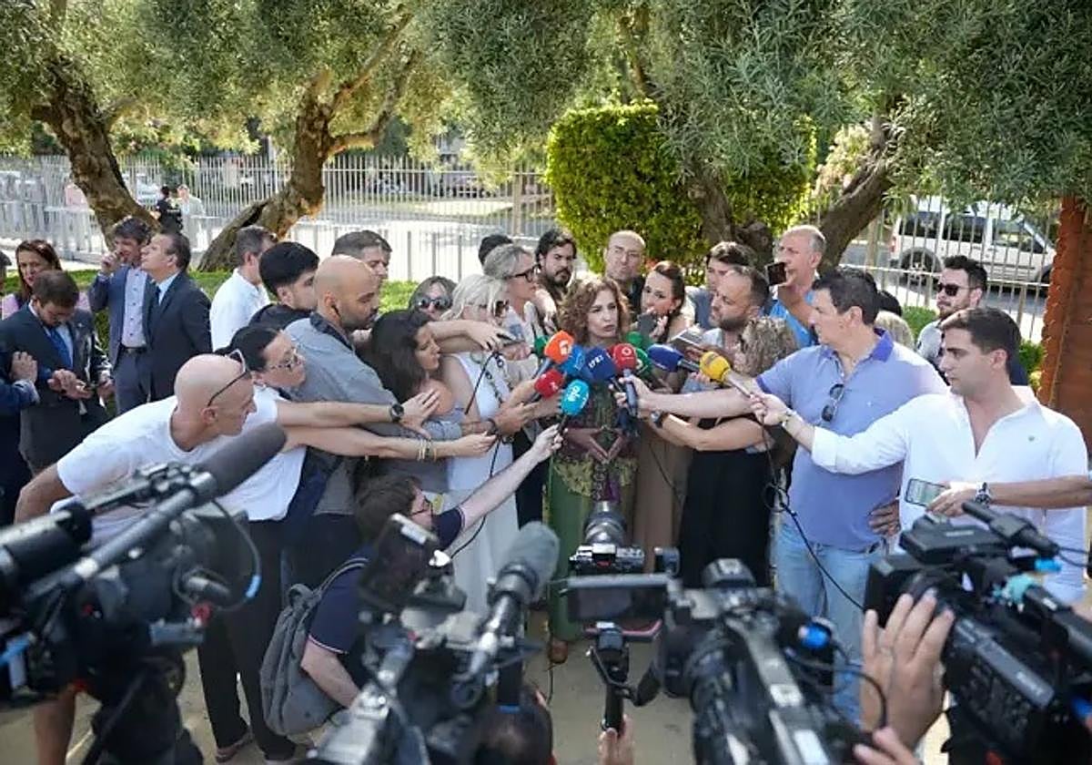 En declaraciones a los periodistas en Sevilla, con motivo de su asistencia al acto que da inicio a las obras del subtramo III de la línea 3 de metro, Montero ha indicado que en eso está el presidente .