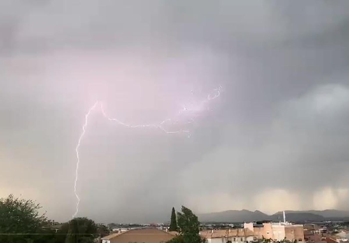 La impresionante cortina de lluvia y rayos en Granada: «Ha...
