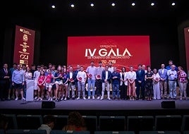 Foto de familia con los reconocidos y autoridades.