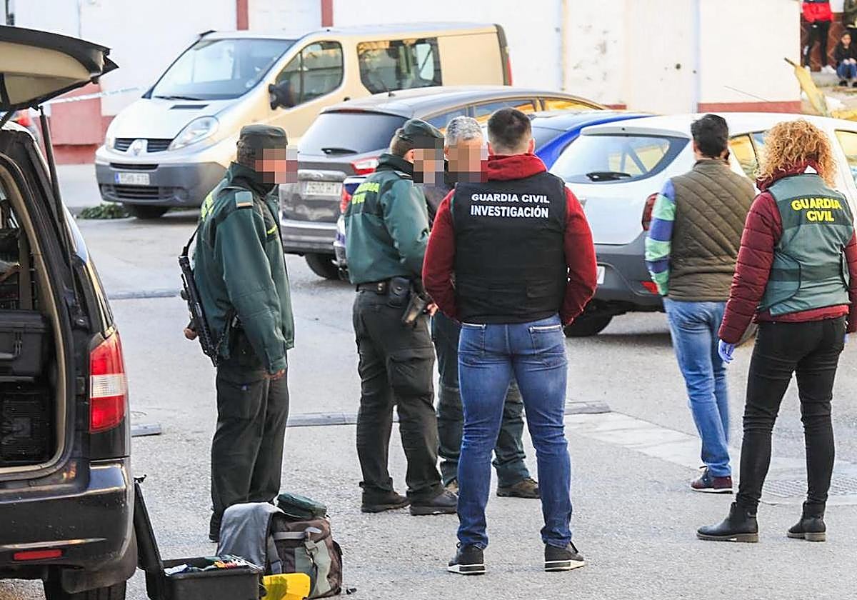 Los investigadores en el lugar de los hechos.