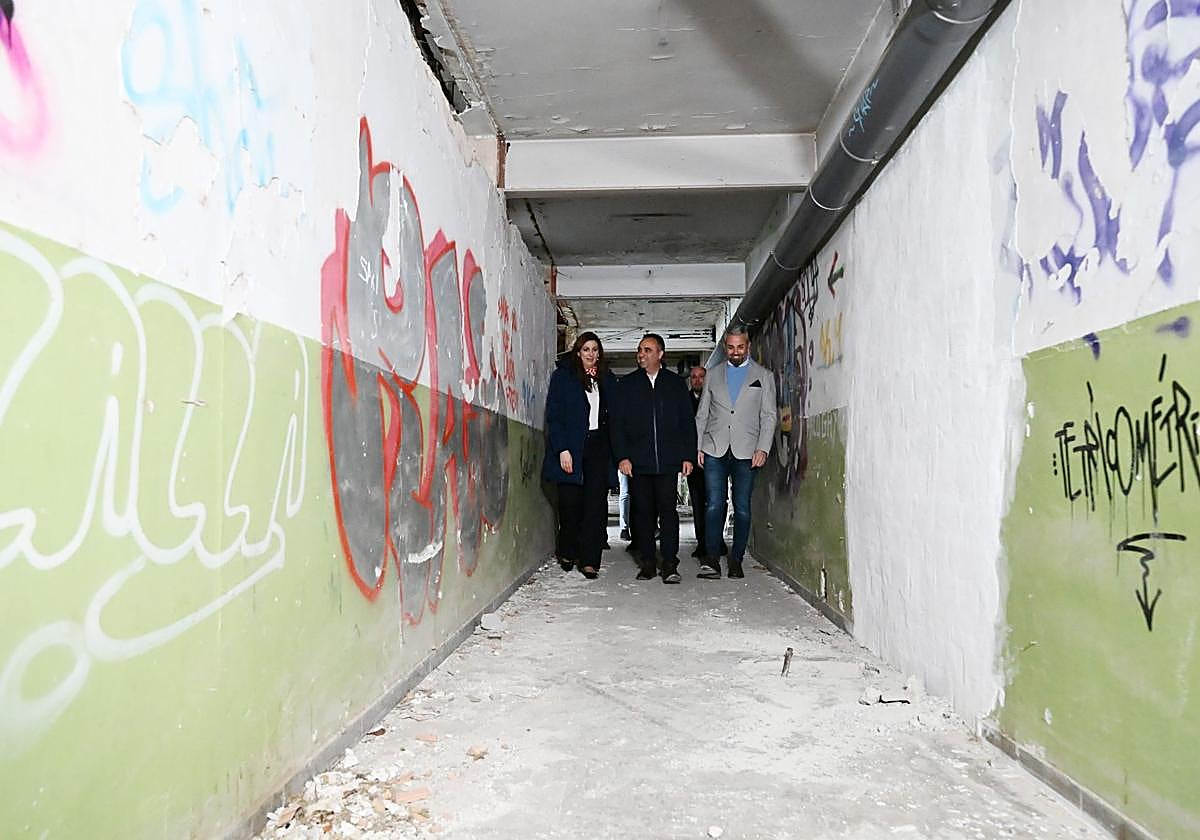 El presidente de Diputación, Francis Rodríguez, en una visita al Luis Bueno Crespo.